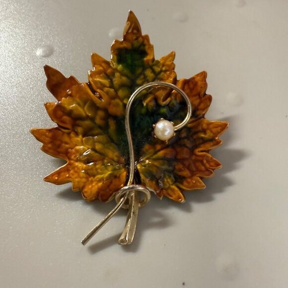 Vintage Maple Leaf Brooch With Gold-Tone Metal & Enamel Finish Pearl Accent - Picture 16 of 16